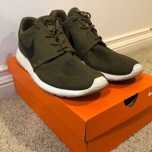 Nike Roshe Olive green